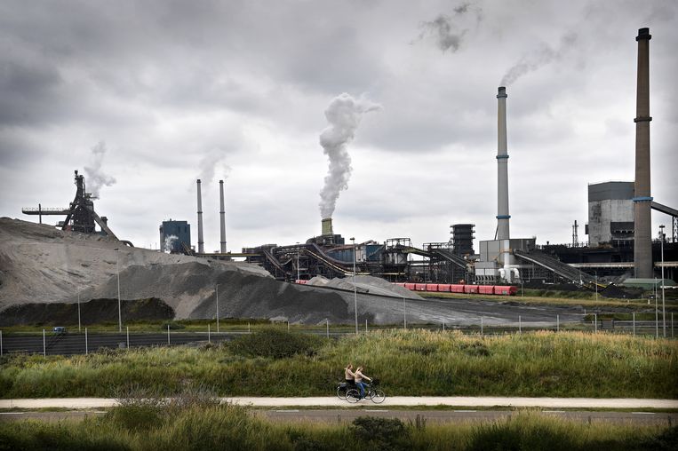 Tata Steel, gefotografeerd vanuit Wijk aan Zee. Beeld Marcel van den Bergh / de Volkskrant