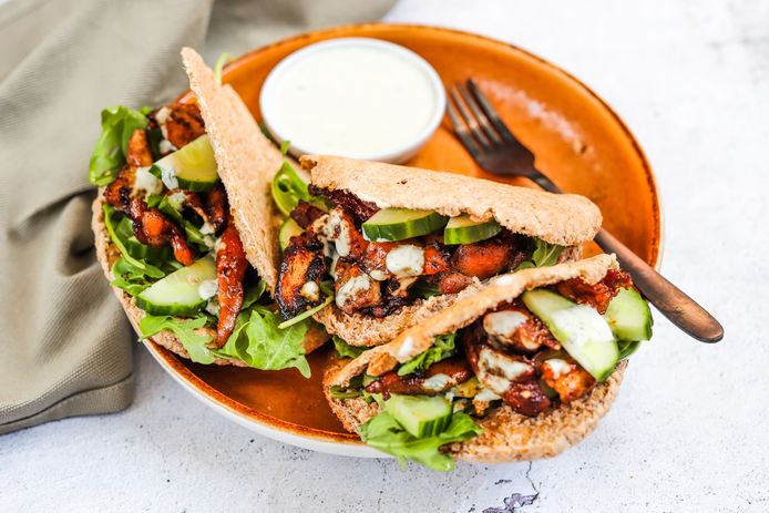 Pita kip ketjap met muntsaus.