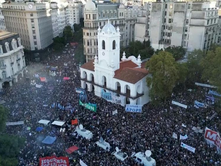 Dronebeelden tonen duizenden demonstranten in Argentinië