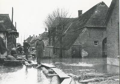 Honderden foto’s en video’s van fierljeppen en watersnood in De Uithof in Altforst