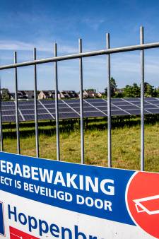 Dieven gaan met 100 kilometer aan koper op Deurnes zonnepark aan de haal, tonnen aan schade