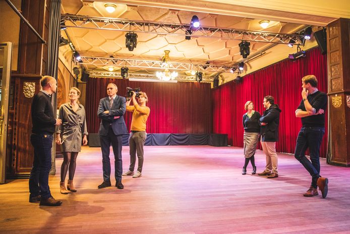 Samen met Anneleen Van Bossuyt, fractieleider van N-VA Gent, kreeg minister Diependaele een rondleiding in de Vooruit.