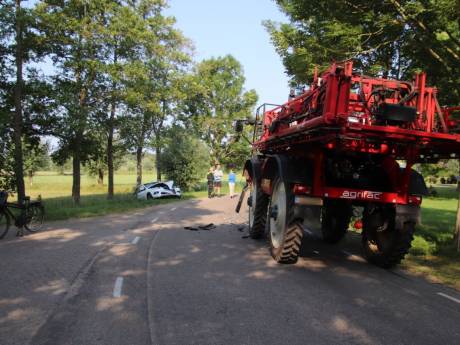 Auto belandt in berm na botsing met landbouwvoertuig