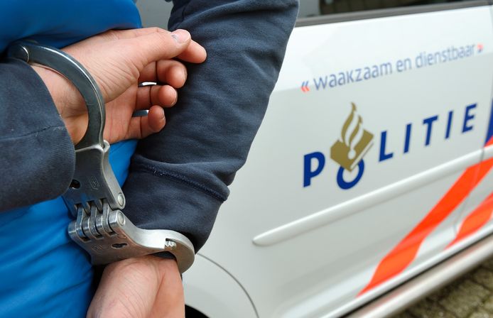 politie stock aanhouding arrestant handboeien