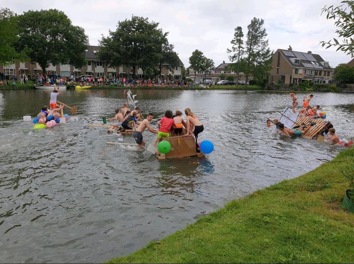 Vlottenrace bij basisschool De Regenboog in Naaldwijk.