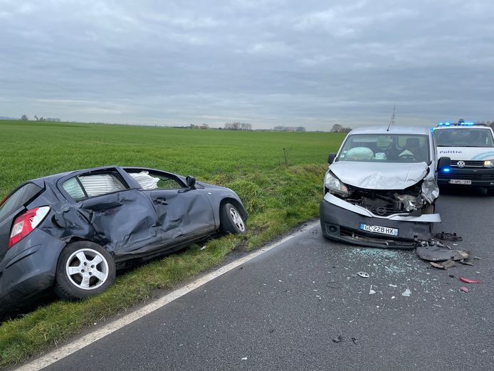 Een Opel kwam met de rechterkant tegen een Nissan terecht en belandde daarna in de gracht langs de Krommenelststraat in Vlamertinge.