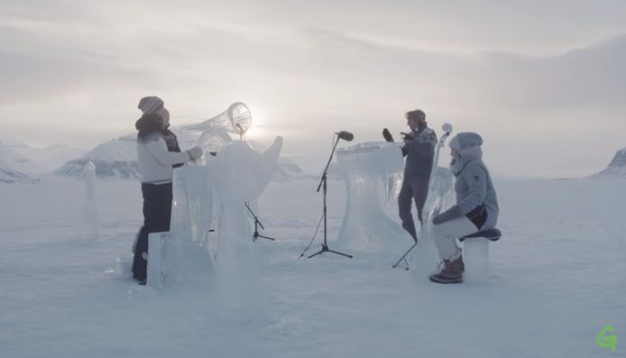 De muzikanten speelden op instrumenten gemaakt van Arctisch ijs.