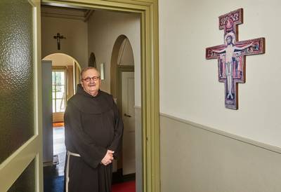 Diaken stopt nu alweer in Vinkel en Geffen, hij kan niet door één deur met de pastoor