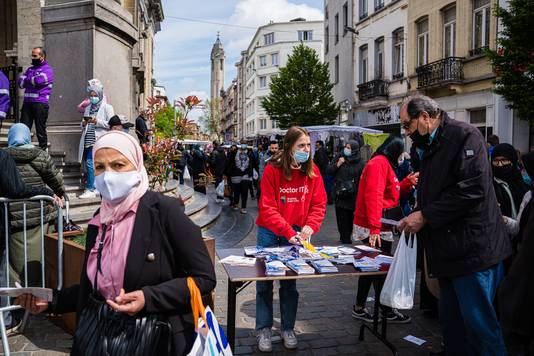 Op de markt van Sint-Jans-Molenbeek bij Brussel worden mensen aangesproken om zich te laten vaccineren. Geïnteresseerden kunnen zich in het gemeentehuis onmiddelijk laten inenten.