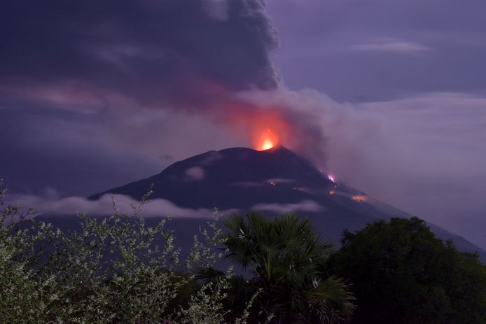 De uitbarsting van Ile Lewotolok