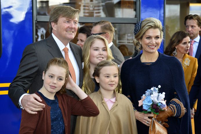 Willem-Alexander en Máxima met hun dochters in 2017 bij de Koninklijke Trein.