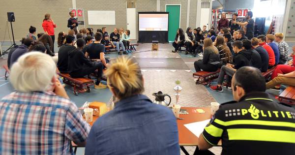 Debat over appverbod: 'Stel dat je een heel belangrijk bericht mist? Of je de weg wilt weten?'