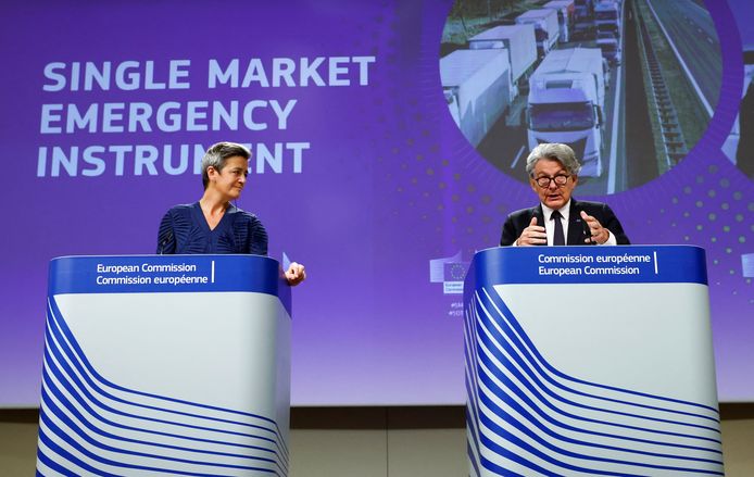 La vice-présidente de la Commission, Margrethe Vestager et le commissaire au Marché intérieur, Thierry Breton, présentent le nouvel instrument lors d'une conférence de presse.