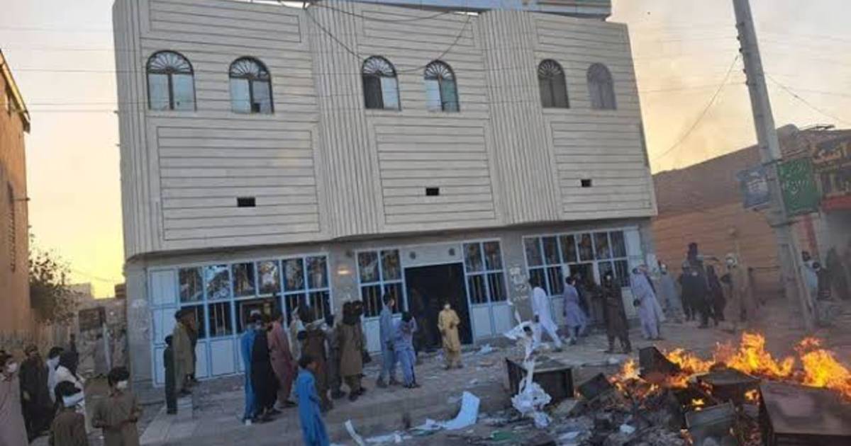 Ragazza di 15 anni violentata dal capo della polizia: in protesta uccide 63 persone nella città iraniana |  All’estero