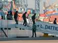 Na acht dagen dobberen zetten 629 afgewezen migranten voet aan land