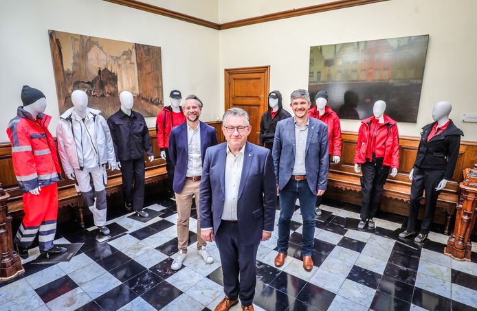 De stadsmedewerkers zijn vanaf januari 2022 te zien in voornamelijk rood-zwarte outfits.