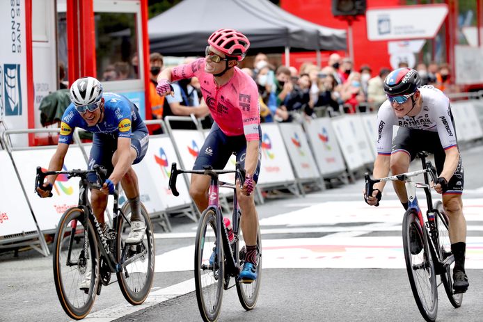 Neilson Powless (m) verslaat Matej Mohoric (r) en Mikkel Honoré in de sprint.