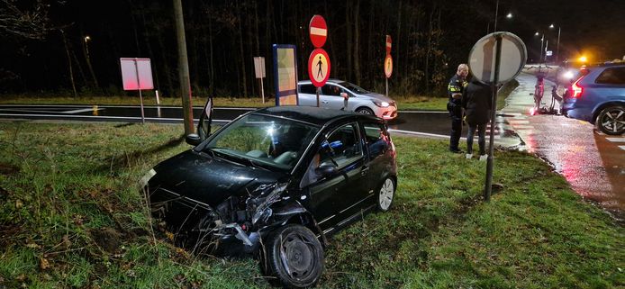 Bij een aanrijding op een afrit van de A50 bij de Loenenseweg in de buurt van Beekbergen zijn beide voertuigen flink beschadigd geraakt.