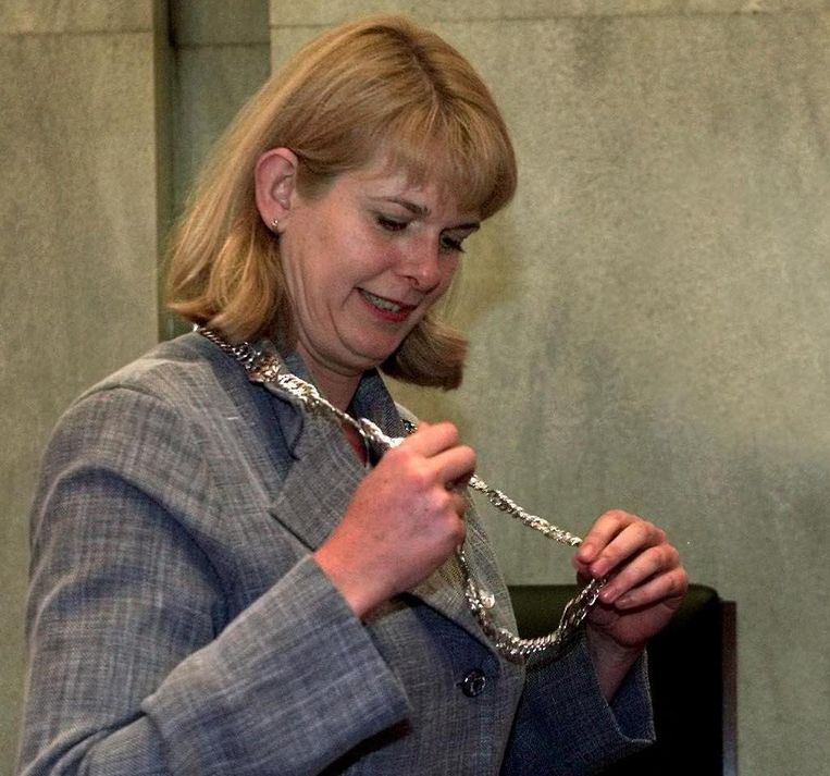 Pauline Krikke bekijkt haar ambtsketting nadat ze is geïnstalleerd als burgemeester van Arnhem. Beeld anp