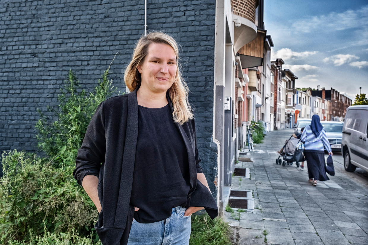 Charis De Craene  woont in Deurne. 'Iedere keer zei de politie: we gaan er iets aan doen. Maar de incidenten bleven elkaar opvolgen. Op een bepaald moment lagen er gewoon handgranaten op de stoep.' Beeld Tim Dirven