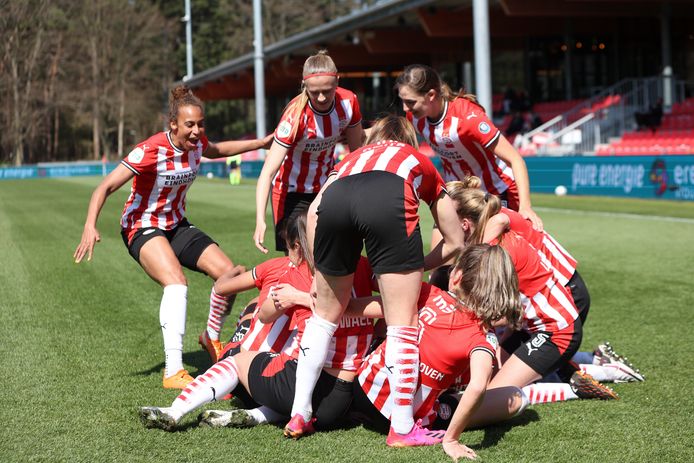 Doelpuntenmaakster Romée Leuchter (1-0) wordt bedolven onder haar ploeggenoten.