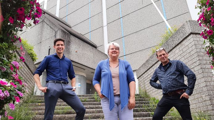 Kwartiermaker Tim van Melick, wethouder Klaar Koenraad en 'verbinder' Dion van den Broek bij de ingang van het EKP-gebouw in Roosendaal.