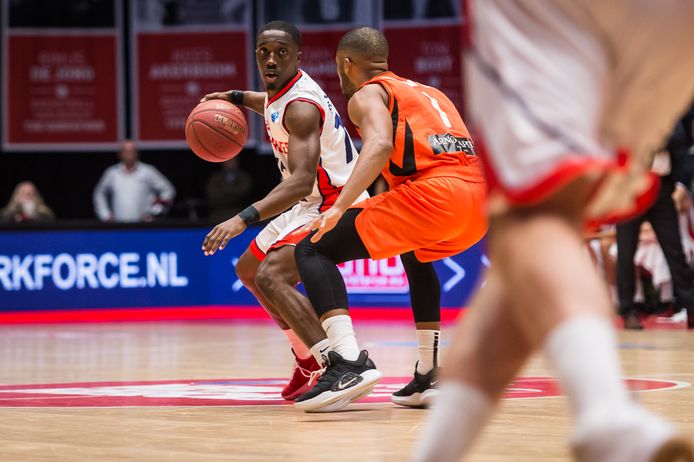 New Heroes - Ironi Ness Ziona. Keshun Sherrill in actie.