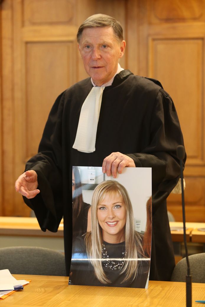 Jef Vermassen, de advocaat van de nabestaanden, bracht een grote foto van Julie Quintens mee naar de Leuvense rechtszaal.