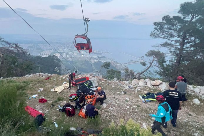 Reddingswerkers helpen gewonden van het ongeluk met de kabelbaan bij Antalya.