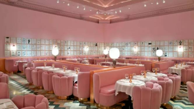 Ce restaurant londonien propose ses célèbres fauteuils roses à la vente