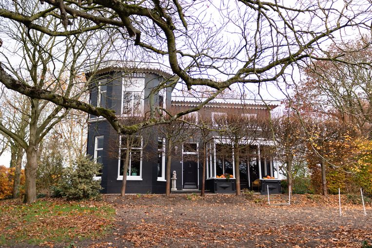 Scheuren ontstaan overal in huis door laag grondwaterpeil. Gevolg van de aanhoudende droogte en wateronttrekking door de fruittelers in de omgeving. Beeld Katja Poelwijk