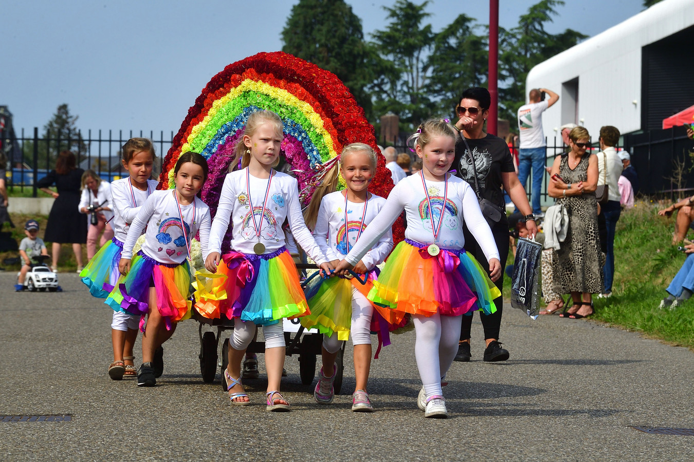 De regenboogmeisjes tijdens het Kindercorso in Zundert.