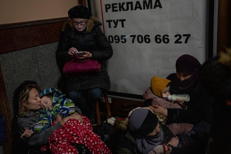 Veel moeders met kinderen wachten op het station van Lviv op de kans om Oekraïne te verlaten. Beeld AP