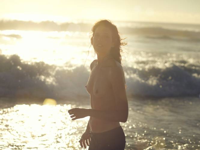 Blote borsten op het strand zijn passé. Experten: “We weten ons geen raad meer met het vrouwenlichaam”