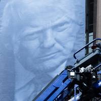 Ministerie van Justitie hangt grote banner van Trump aan gebouw • Trump wil dossiers buitenaards leven vrijgeven, ‘gezien de enorme belangstelling’