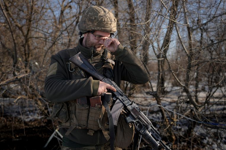 Een Oekraïense soldaat duwt zijn bril recht aan het front bij Loehansk. Beeld AP