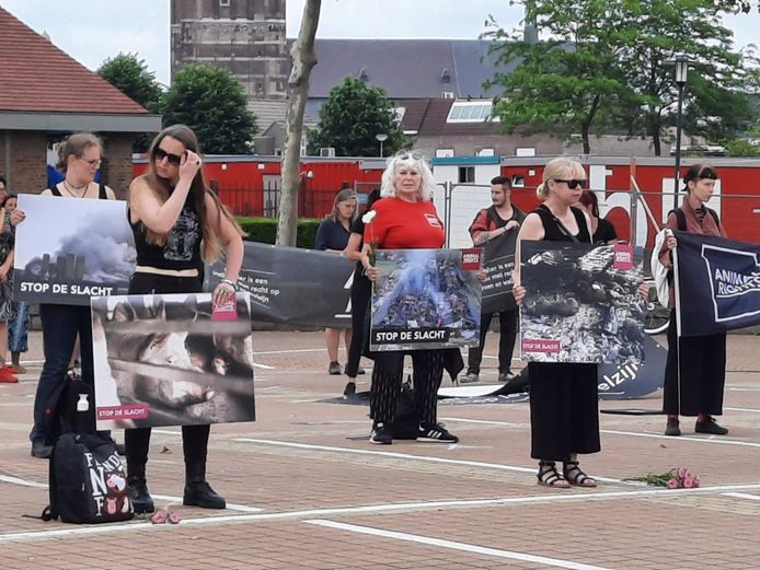 Zo'n 75 mannen en vrouwen nemen deel aan de wake.