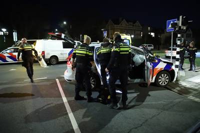 Lichtgewonden bij botsing auto en politiewagen