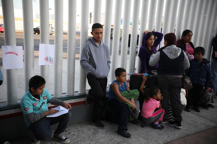 Archiefbeeld: migranten wachten in Mexico om de grens met de Verenigde Staten te kunnen oversteken.