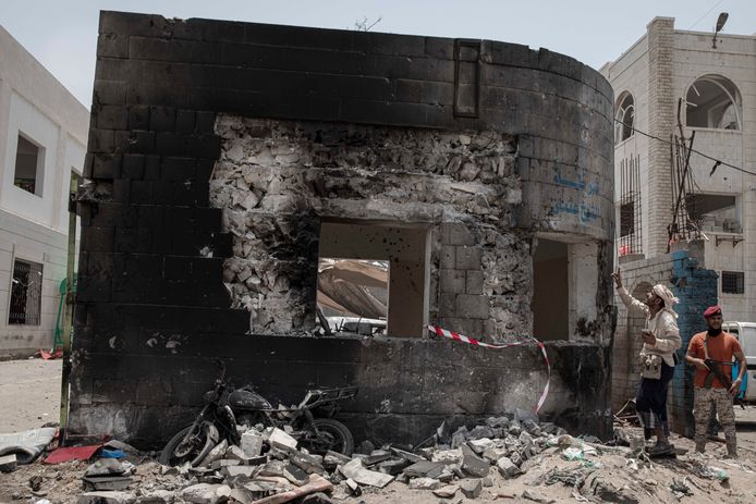 De politiekazerne in Aden in Jemen waar een bomauto ontplofte.