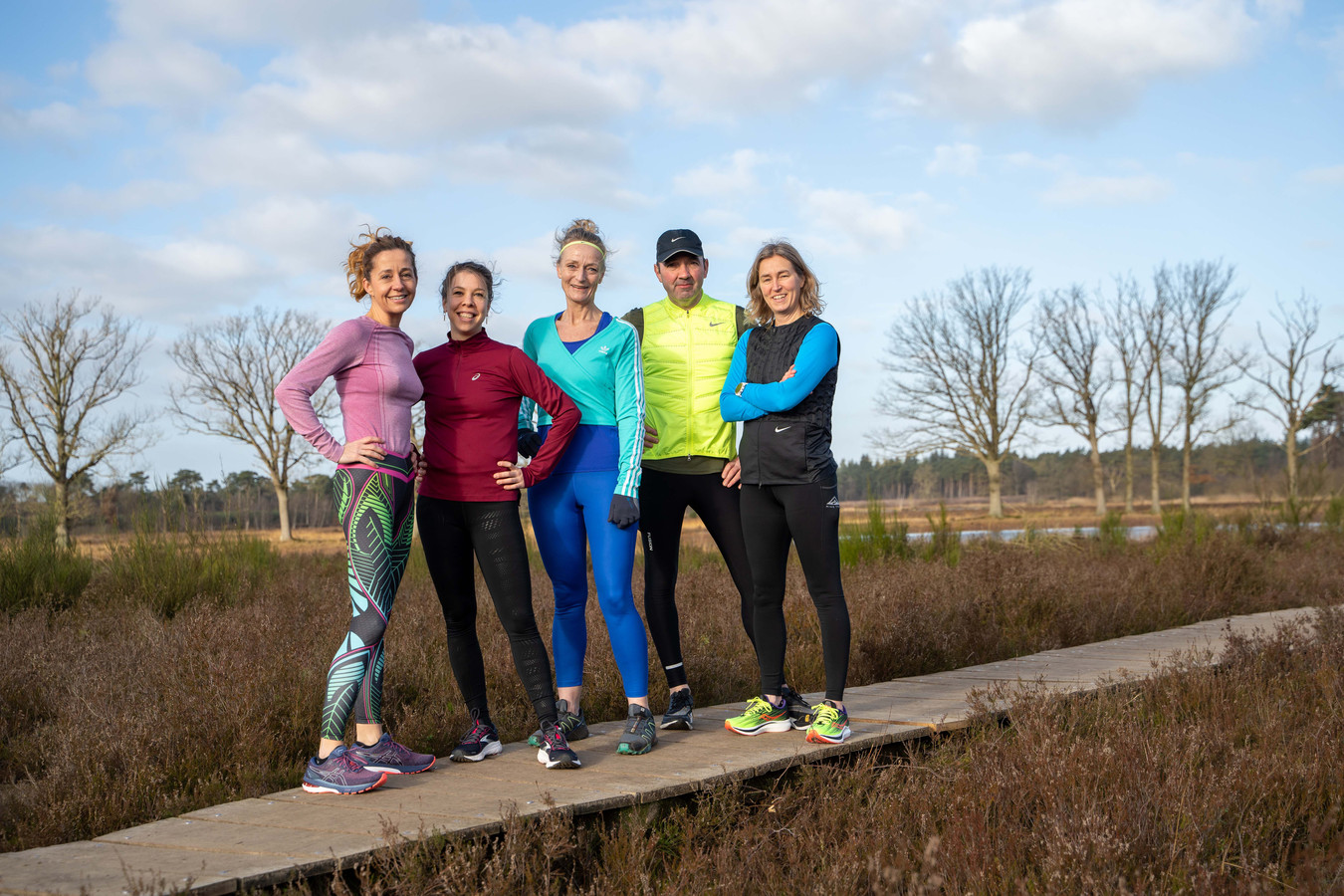 De vijf auteurs van het marathonboek in het  Bredase Mastbos.