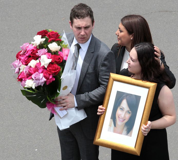 Familieleden van Jessica Falkholt wandelen samen naar de kerk.