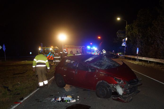 Twee bestuurders zijn dinsdagavond rond 20.45 uur gewond geraakt bij een botsing op de Elshoutseweg in Oudheusden.
