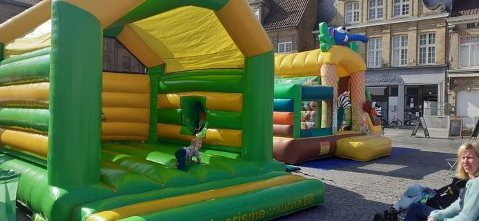 Springkastelen op de Grote Markt in Veurne woensdagnamiddag