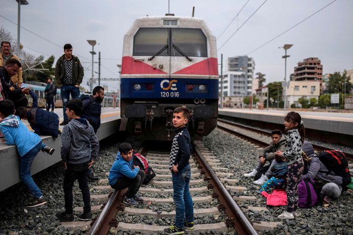 Gisteren bezetten zowat 300 mensen het centraal station in Athene, waardoor het treinverkeer er urenlang stillag.