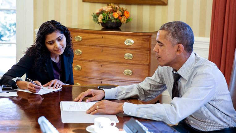 Sandra Peri en president Barack Obama buigen zich in het Oval Office over de tekst van een toespraak. Beeld  