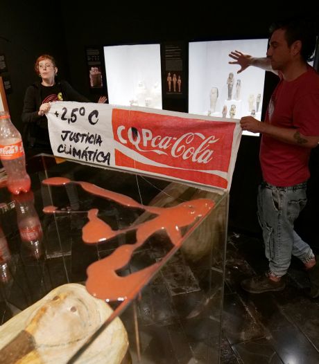 Des militants éclaboussent l’exposition d’une momie égyptienne