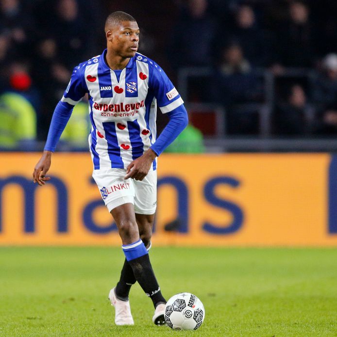 EINDHOVEN, Philips Stadion , 17-02-2018 . Eredivisie seizoen 2017-2018 (2-2) . PSV - Heerenveen . Heerenveen speler Denzel Dumfries aan de bal .