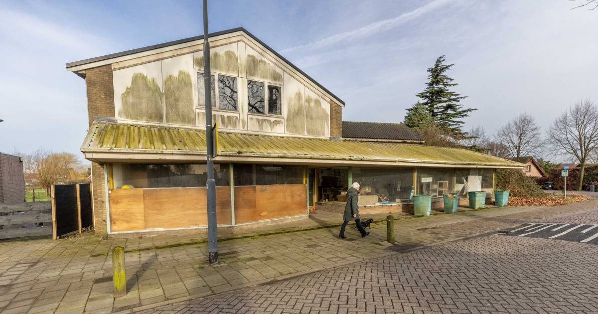 Verpauperd Scooterpaleis is volgens eigenaar schuld van de gemeente: ‘Schandvlek van het dorp’