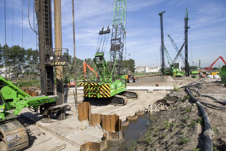 Maandag is de aanleg van de Tweede Coentunnel in Amsterdam begonnen. Naar verwachting kan het verkeer er in 2012 doorheen rijden. (ANP) Beeld 